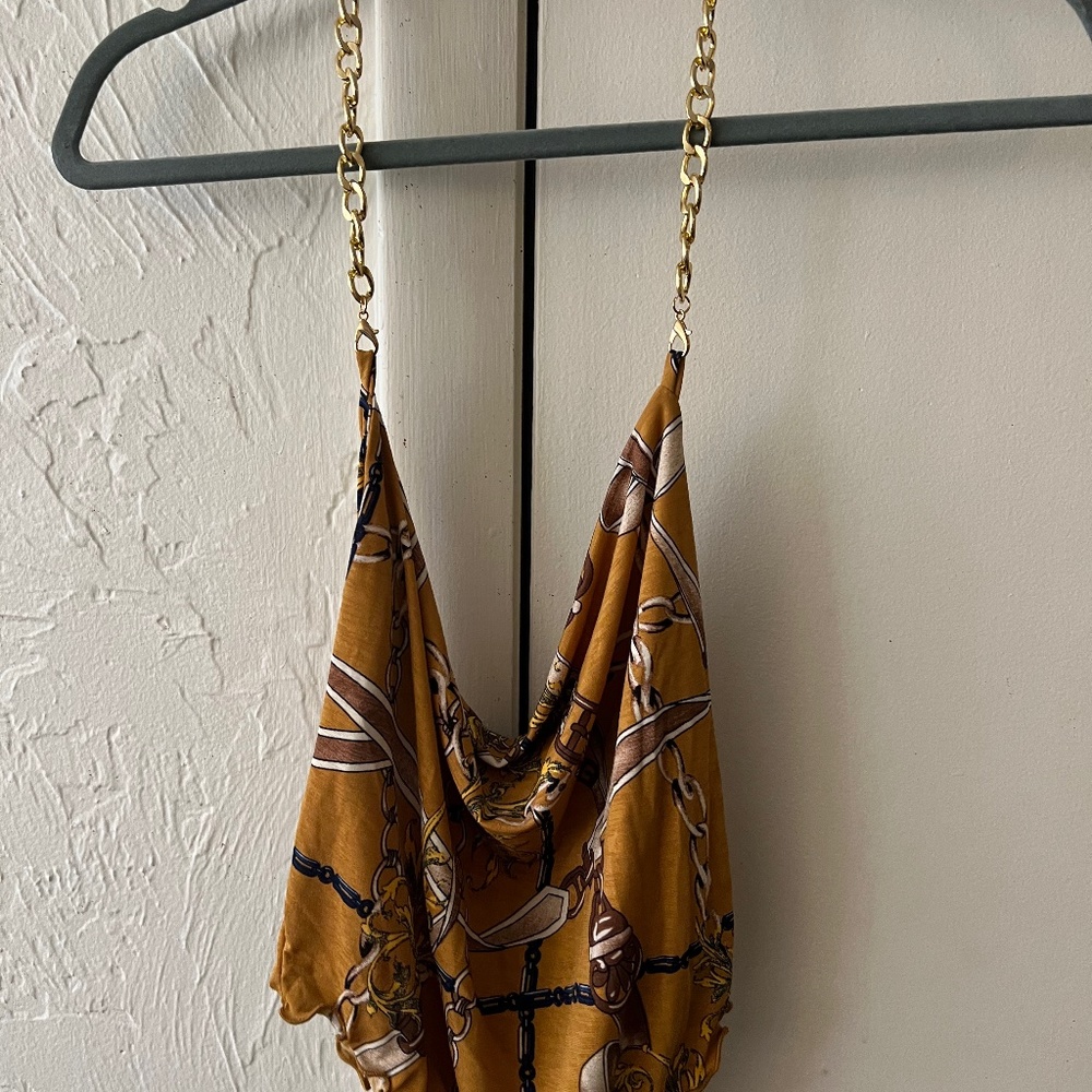 She attracts chain top from Fashion nova